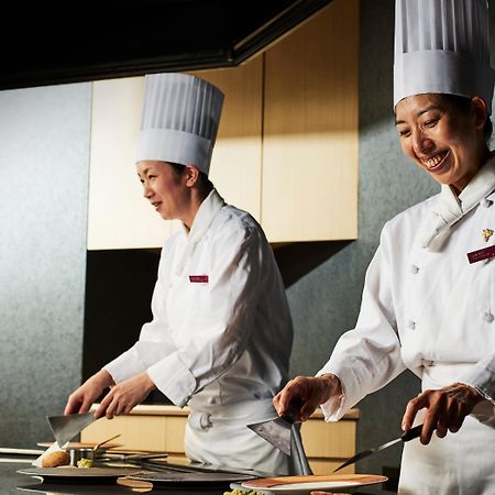 מלון Ana Crowne Plaza Kobe By Ihg מראה חיצוני תמונה Culinary students at the International Culinary Center