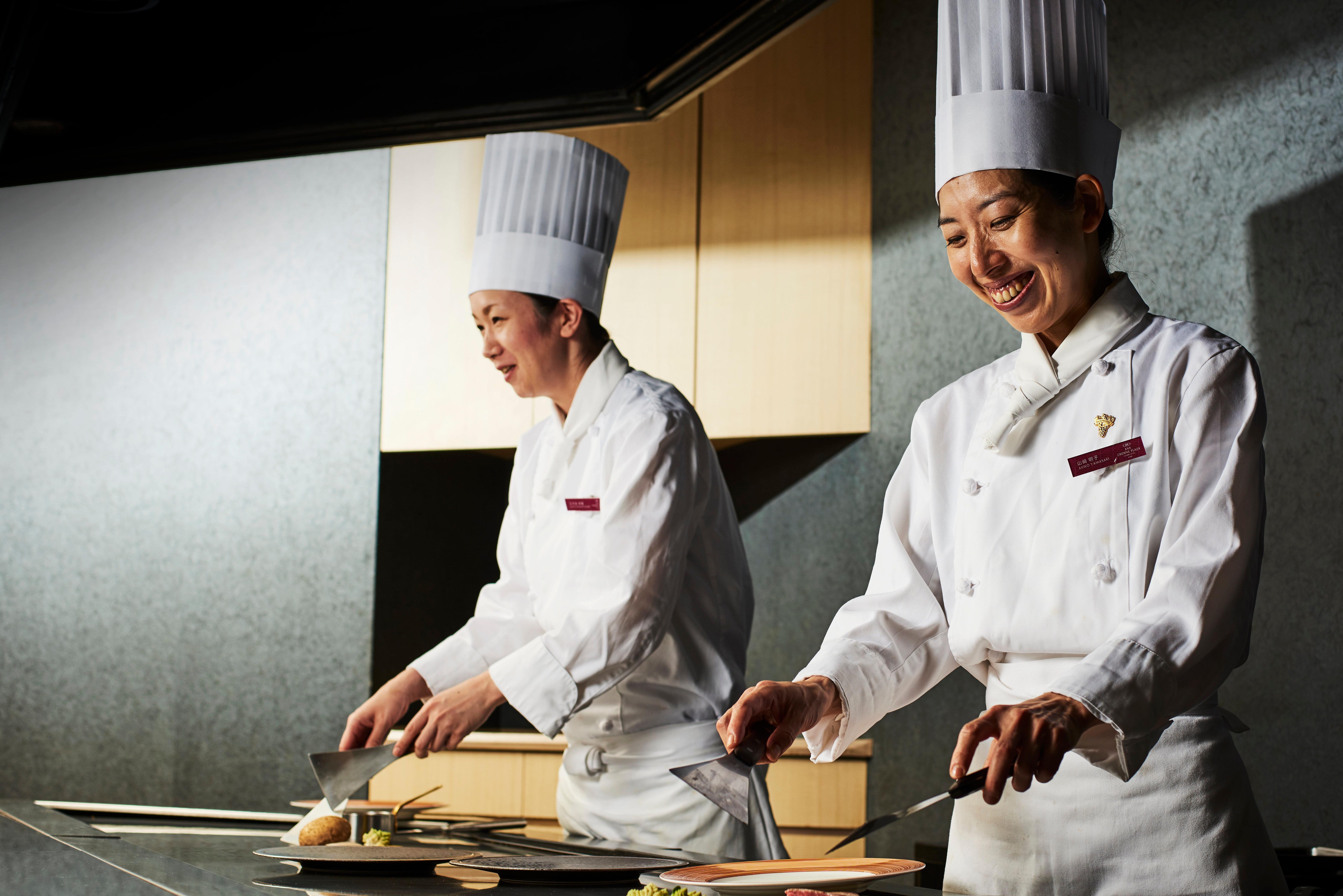מלון Ana Crowne Plaza Kobe By Ihg מראה חיצוני תמונה Culinary students at the International Culinary Center