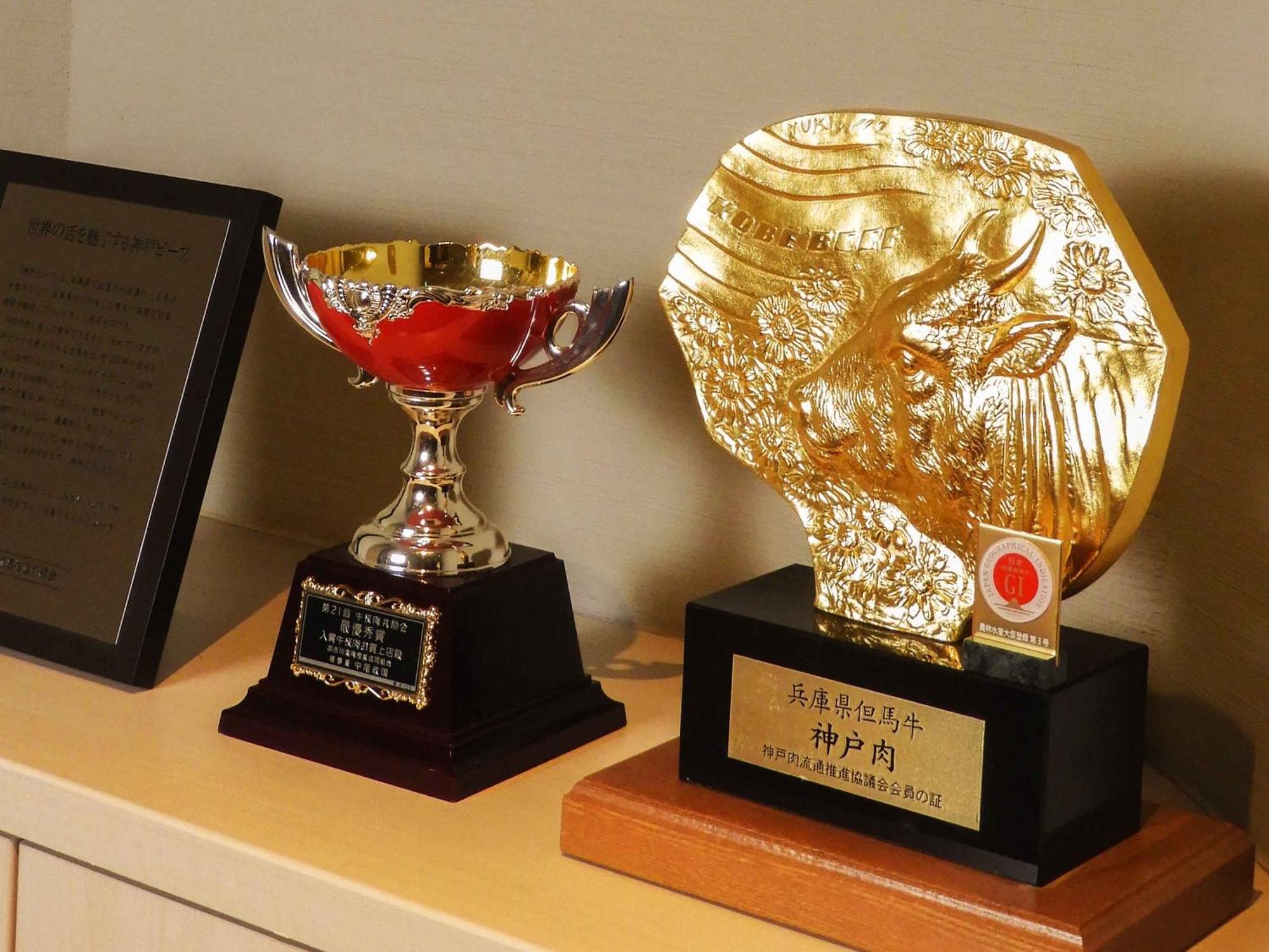 מלון Ana Crowne Plaza Kobe By Ihg מראה חיצוני תמונה The Golden Eagle Award (right)
