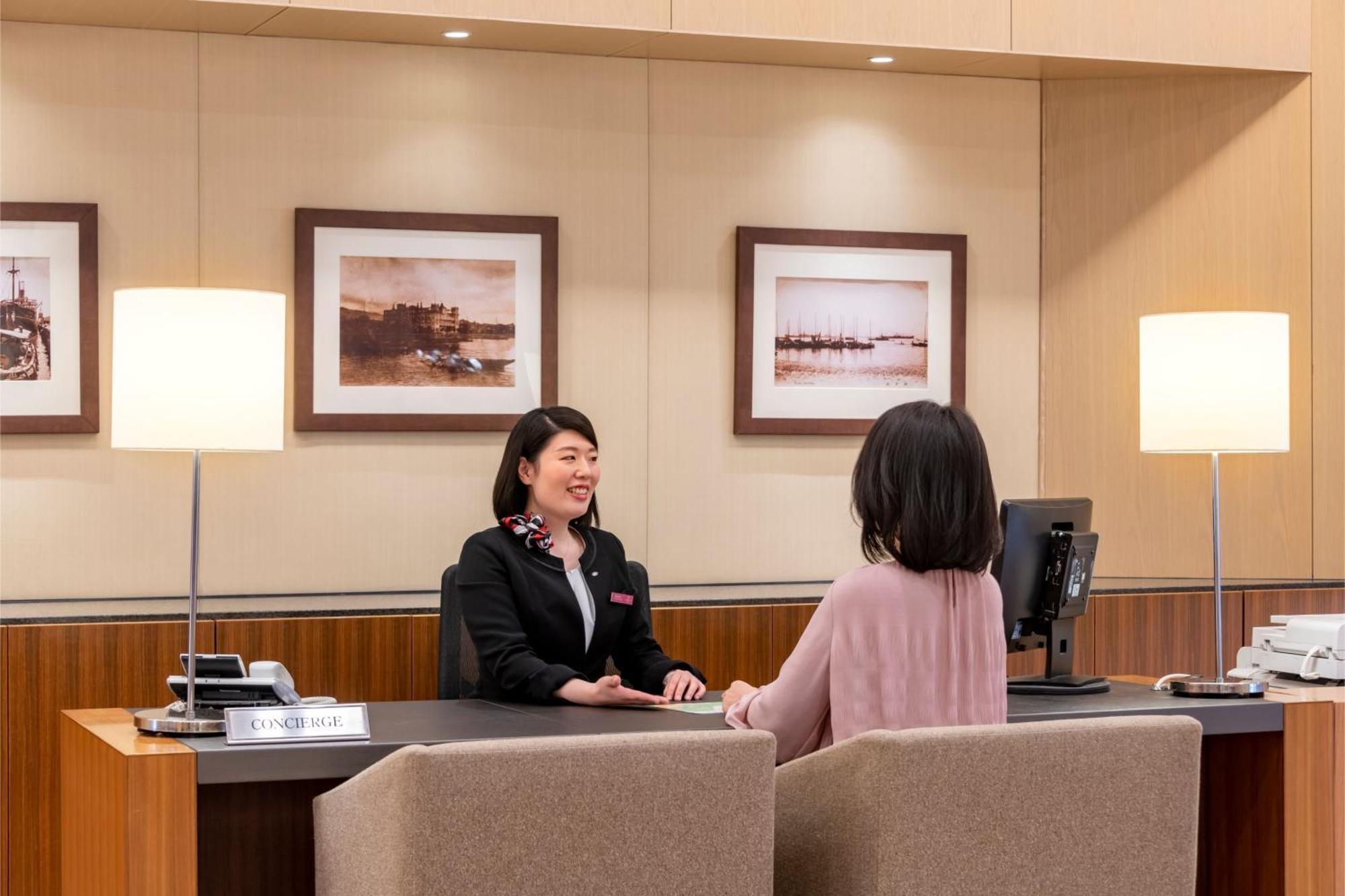 מלון Ana Crowne Plaza Kobe By Ihg מראה חיצוני תמונה A bank teller at work