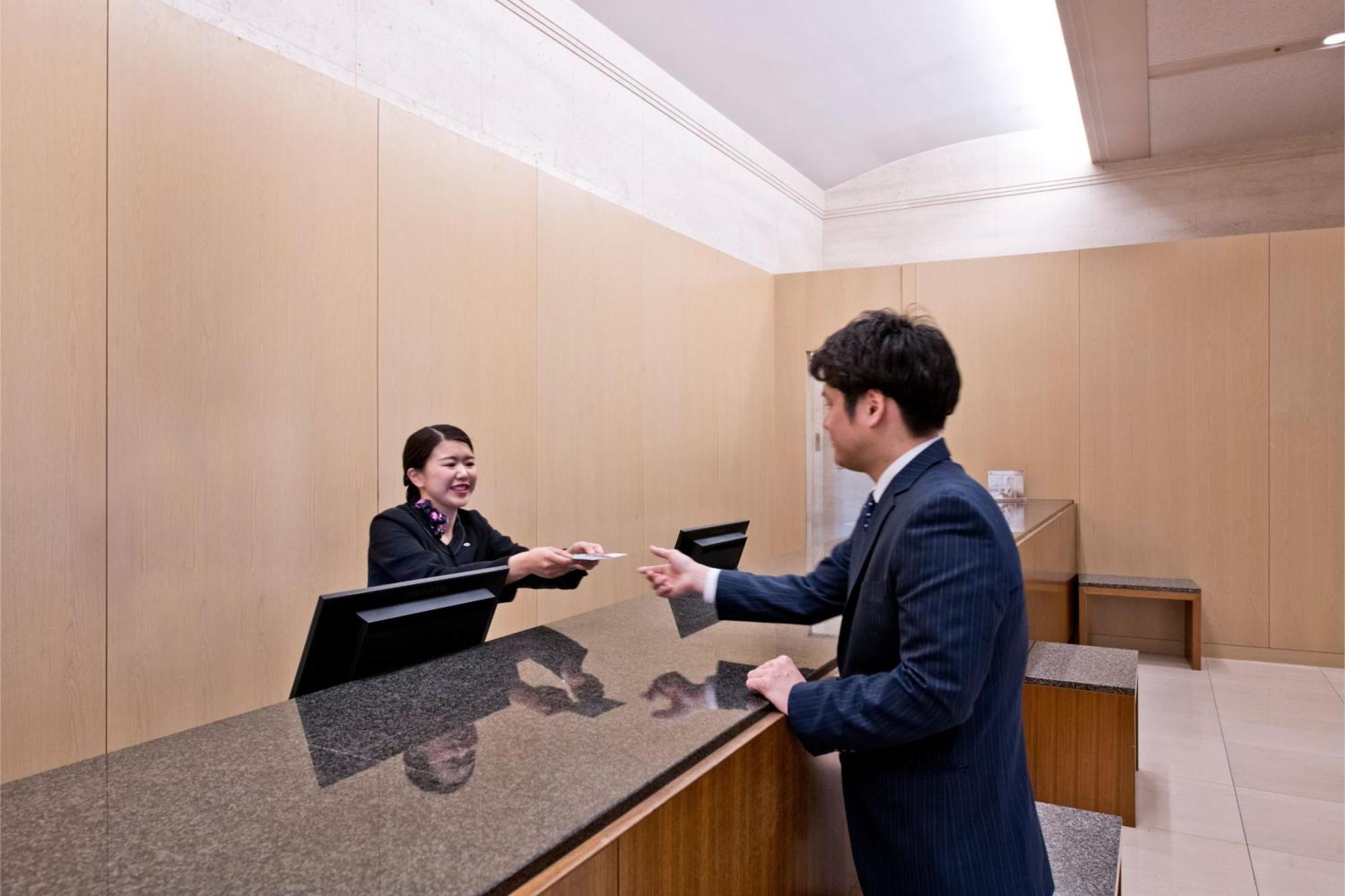 מלון Ana Crowne Plaza Kobe By Ihg מראה חיצוני תמונה A hotel receptionist